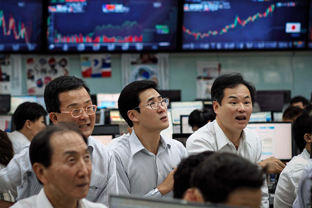 Corretores na bolsa asiática celebrando ganhos do KOSPI com SK Hynix e Samsung