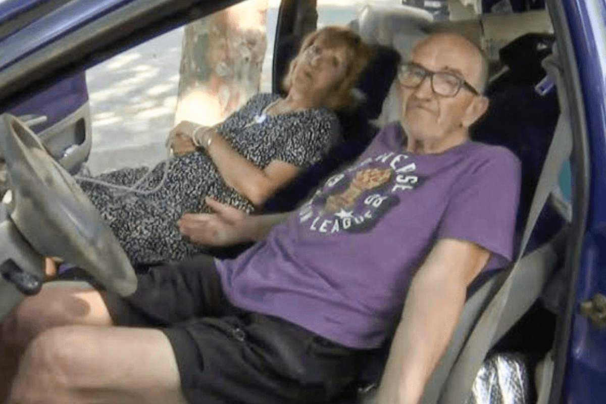 Casal de idosos renuncia à casa para viver 70 anos na estrada em um Ford Ka, gasta apenas R$ 20 por mês
