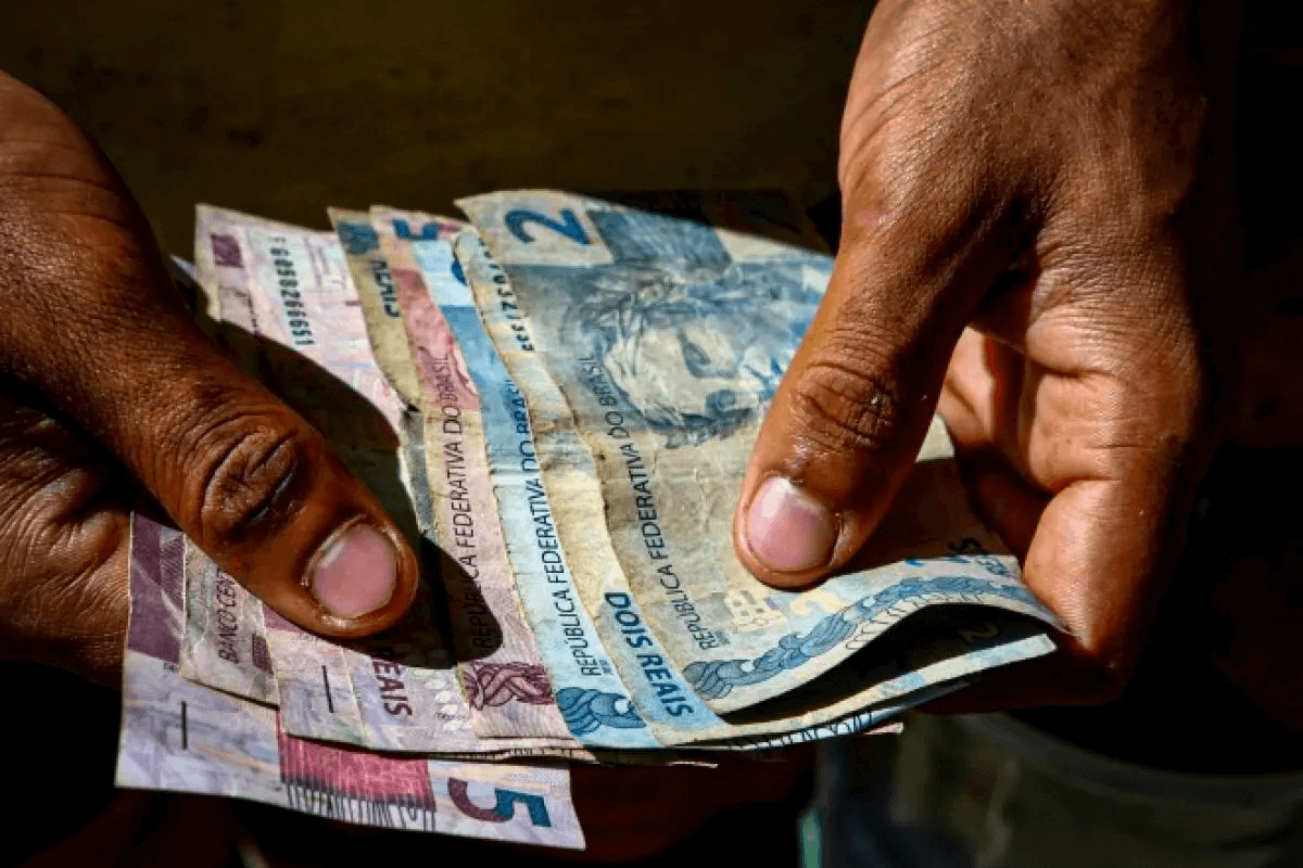 Enquanto o salário mínimo brasileiro cresce lentamente, país vizinho fixa R$ 3.339,75 para 2026, evidenciando grandes disparidades salariais