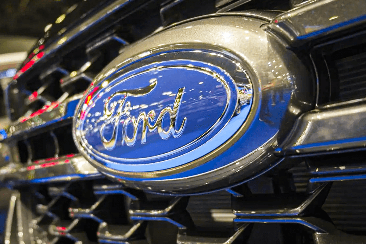 Crise de mecânicos: Ford enfrenta escassez de profissionais e concessionárias chegam a pagar até R$ 860 mil anuais para técnicos especialistas em troca rápida de câmbios