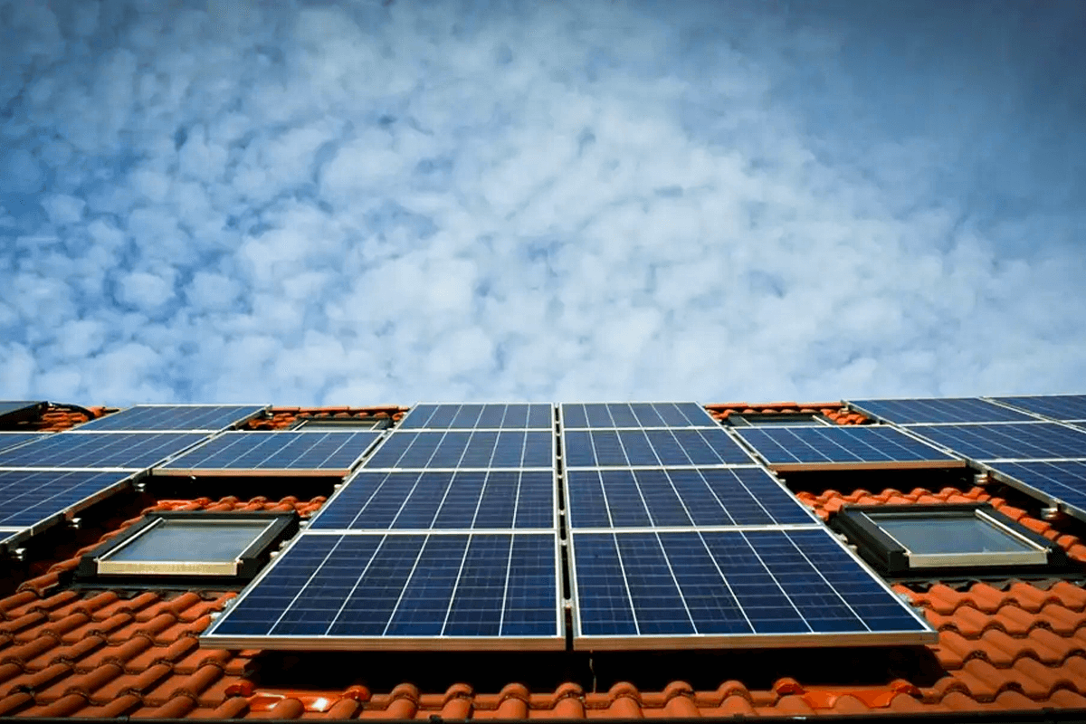 Governo aposta em energia solar e acelera incentivos para carros elétricos com nova rodada de vouchers