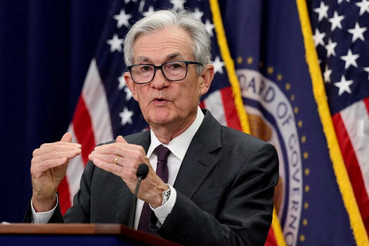 Dólar recua após nova ofensiva política contra Powell e inquérito federal