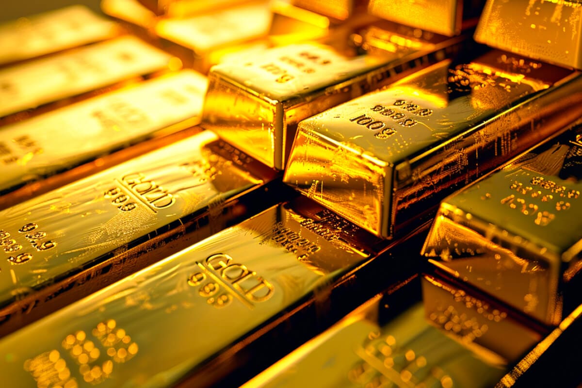 Ouro recua um pouco dos US$ 4.900, mas potencial de alta permanece forte