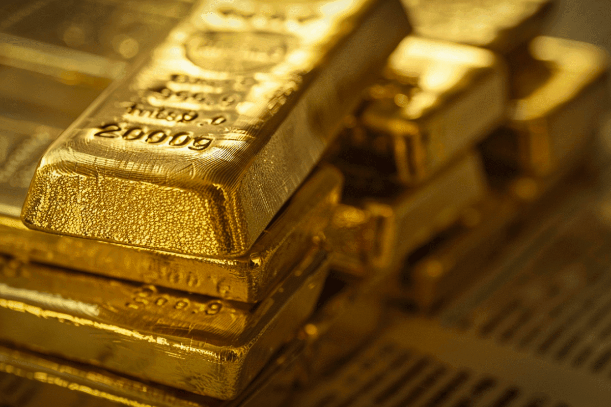 Ouro supera os 4.400 dólares com tensão global e apostas em cortes nos juros dos EUA