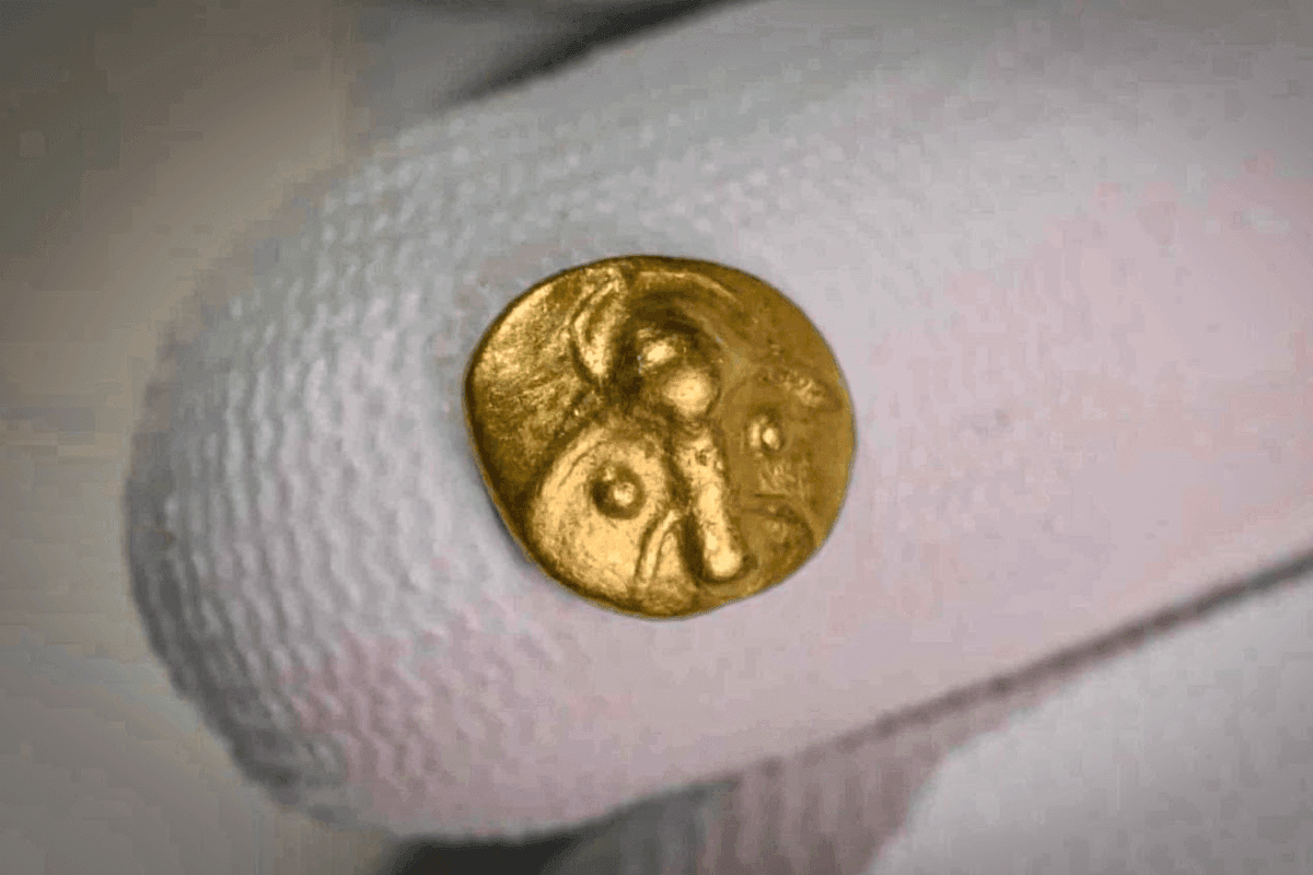 Usuário de detector de metais encontra a moeda celta de ouro mais antiga já registrada
